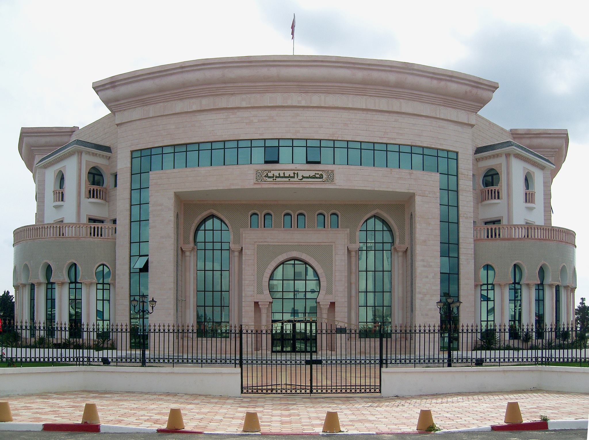 بلدية نابل تتسلم معدات نظافة بقيمة 260 ألف دينار في إطار هبة من السفارة اليابانية