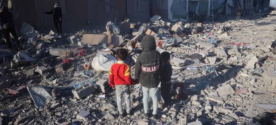 غزّة: مسيرة للأطفال الأيتام في خان يونس تدعو لإيقاف حرب الإبادة