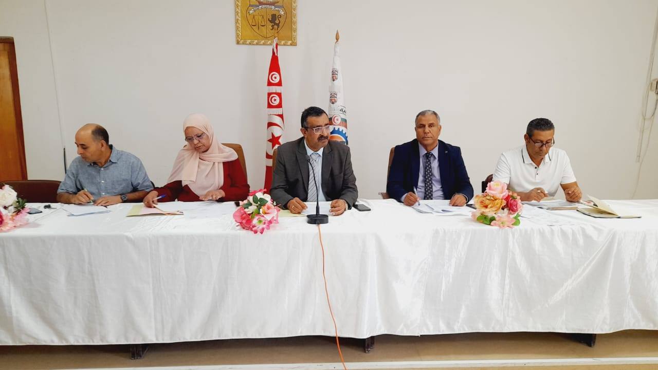 قفصة: جلسة عمل لبحث الاستعدادات الجهوية والمحلية لإنجاح الموسم الفلاحي وخاصة الزراعات الكبرى