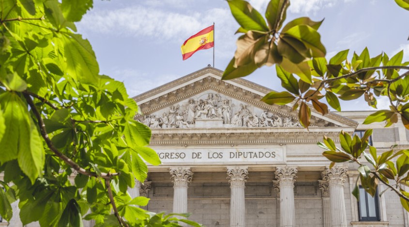 البرلمان الإسباني يُقرّ قانونا يحظر تصدير الأسلحة للكيان