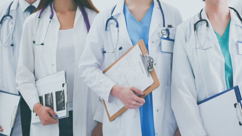 وزارة الصحة تفتح مناظرتين لانتداب 20 طبيب أسنان و20 صيدليا للصحة العمومية