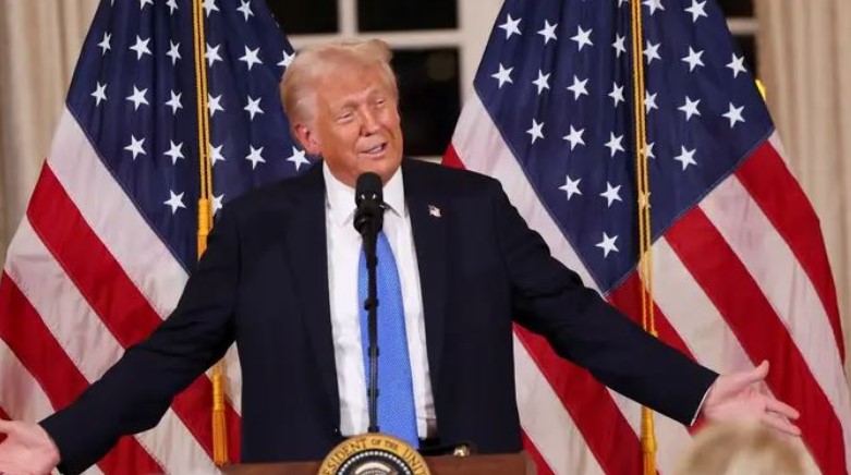 ترامــب يُعلن توقيع حماس والكيان على المرحلة الأولى من اتفاق غزة