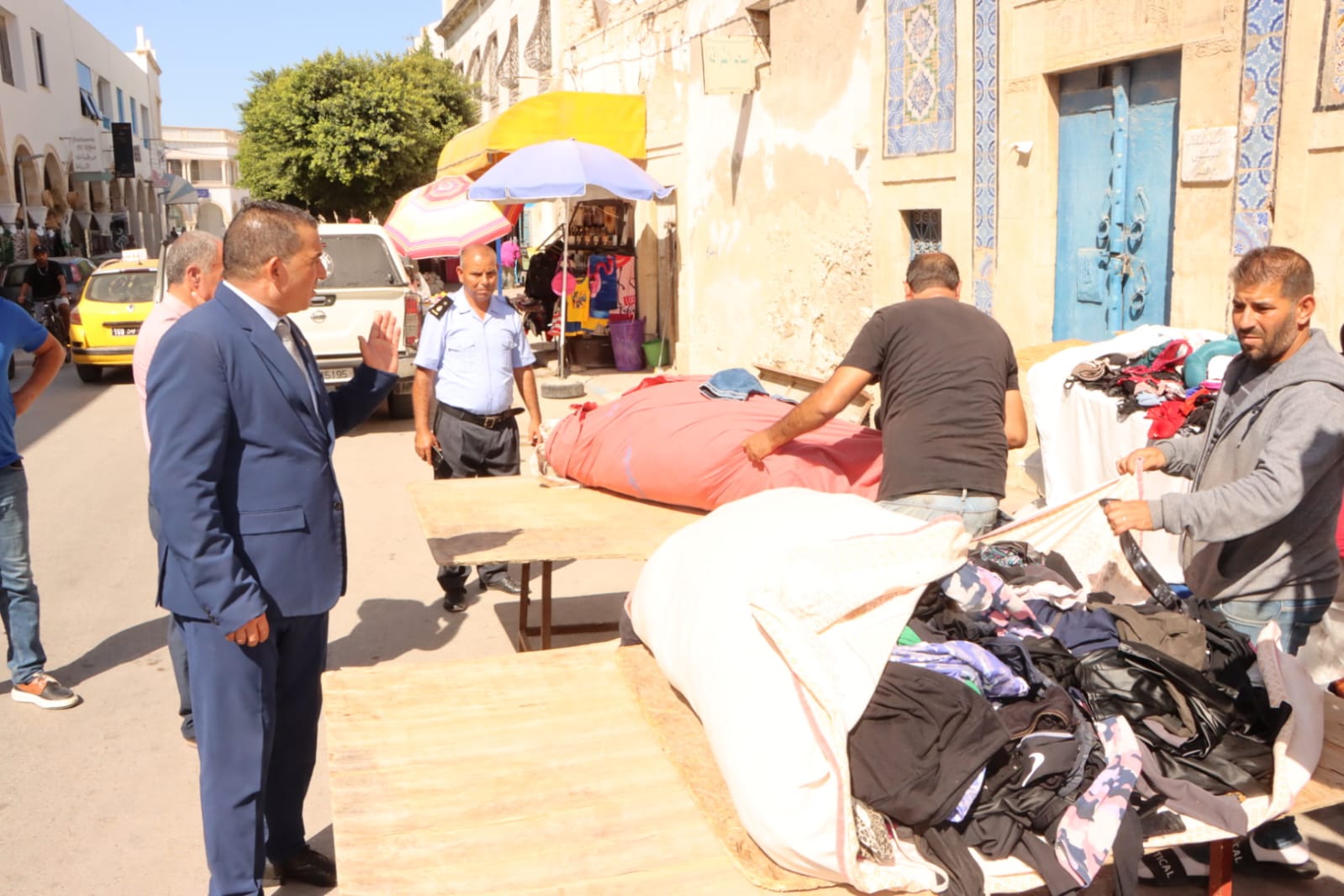 والي المنستير يزور عددا من النقاط،  للوقوف على مدى الالتزام بإزالة مظاهر الانتصاب الفوضوي.