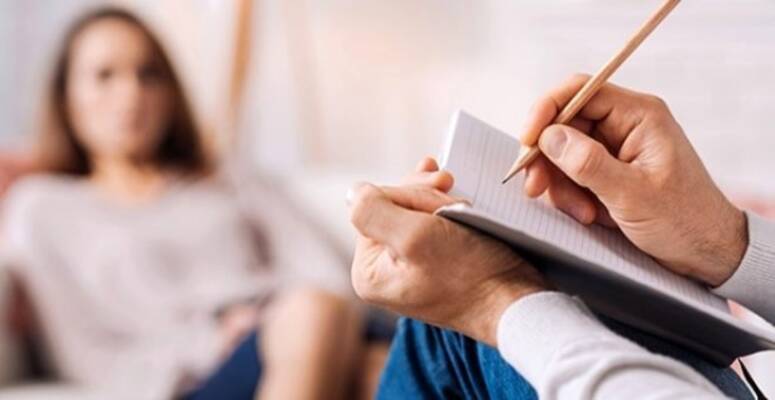 مختصون في علم النفس : المعاناة النفسية للشباب مستمدة من الأنظمة الأسرية والاقتصادية والسياسية الهشة المحيطة بهم
