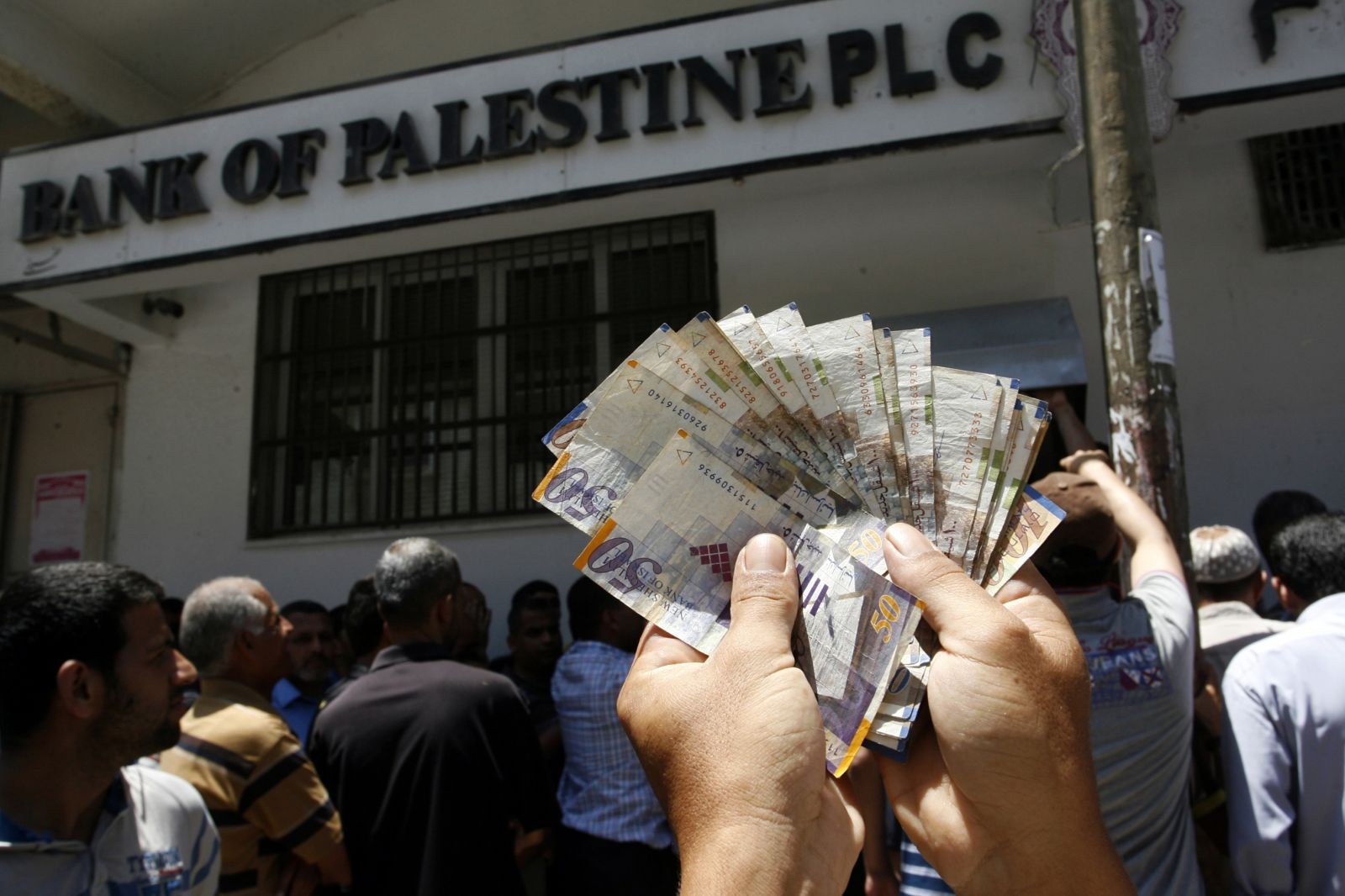 السلطة الفلسطينية تدفع غدا 50% من رواتب موظفيها من شهر جويلية