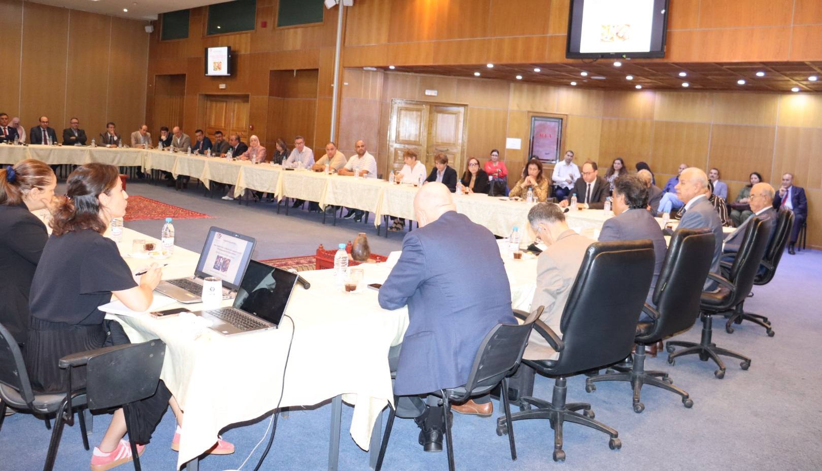 وزير التجارة يدعو الى استكشاف أسواق واعدة ووجهات جديدة في العمليات الترويجية لزيت الزيتون والتمور.