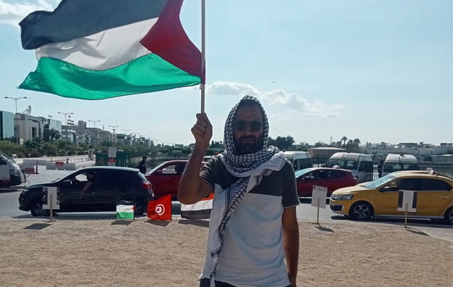 الناشط ضمن أسطول الصمود العالمي على كنيس يغادر معبر الكرامة