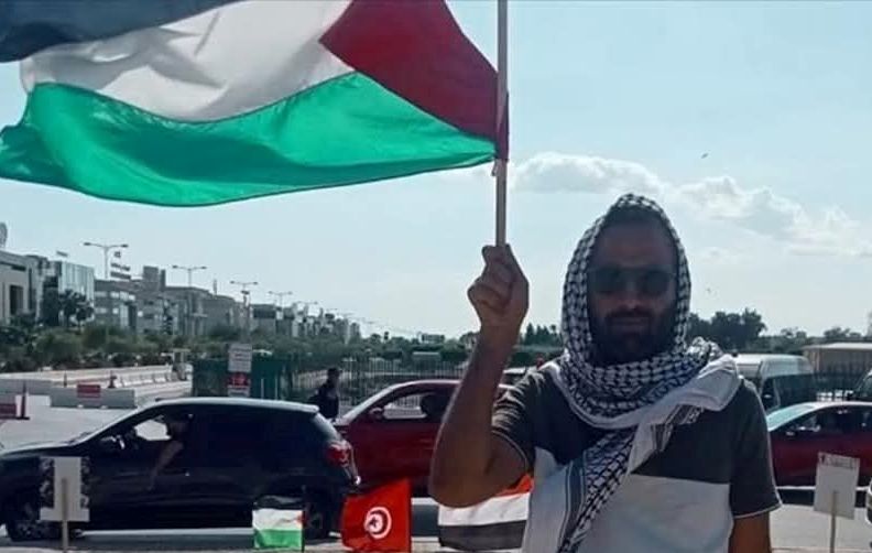 الناشط ضمن أسطول الصمود العالمي على كنيس يغادر معبر الكرامة