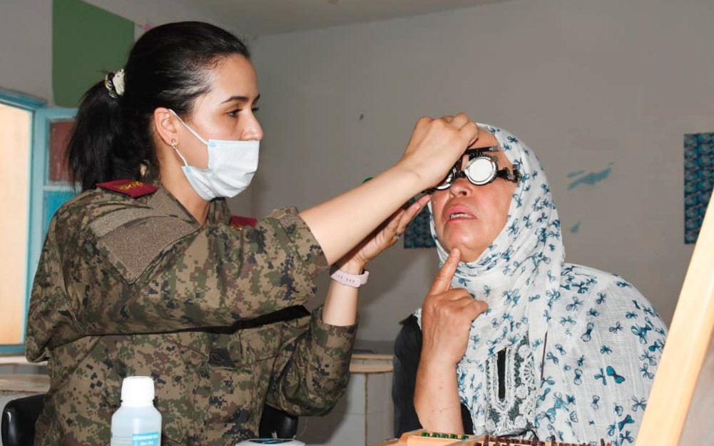 القصرين: قافلة صحية عسكرية متعددة الاختصاصات لفائدة متساكني عمادة عين جنان 