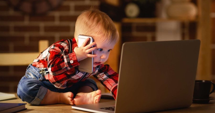 دراسة: الإفراط في استخدام الشاشات يضعف التحصيل الدراسي للأطفال