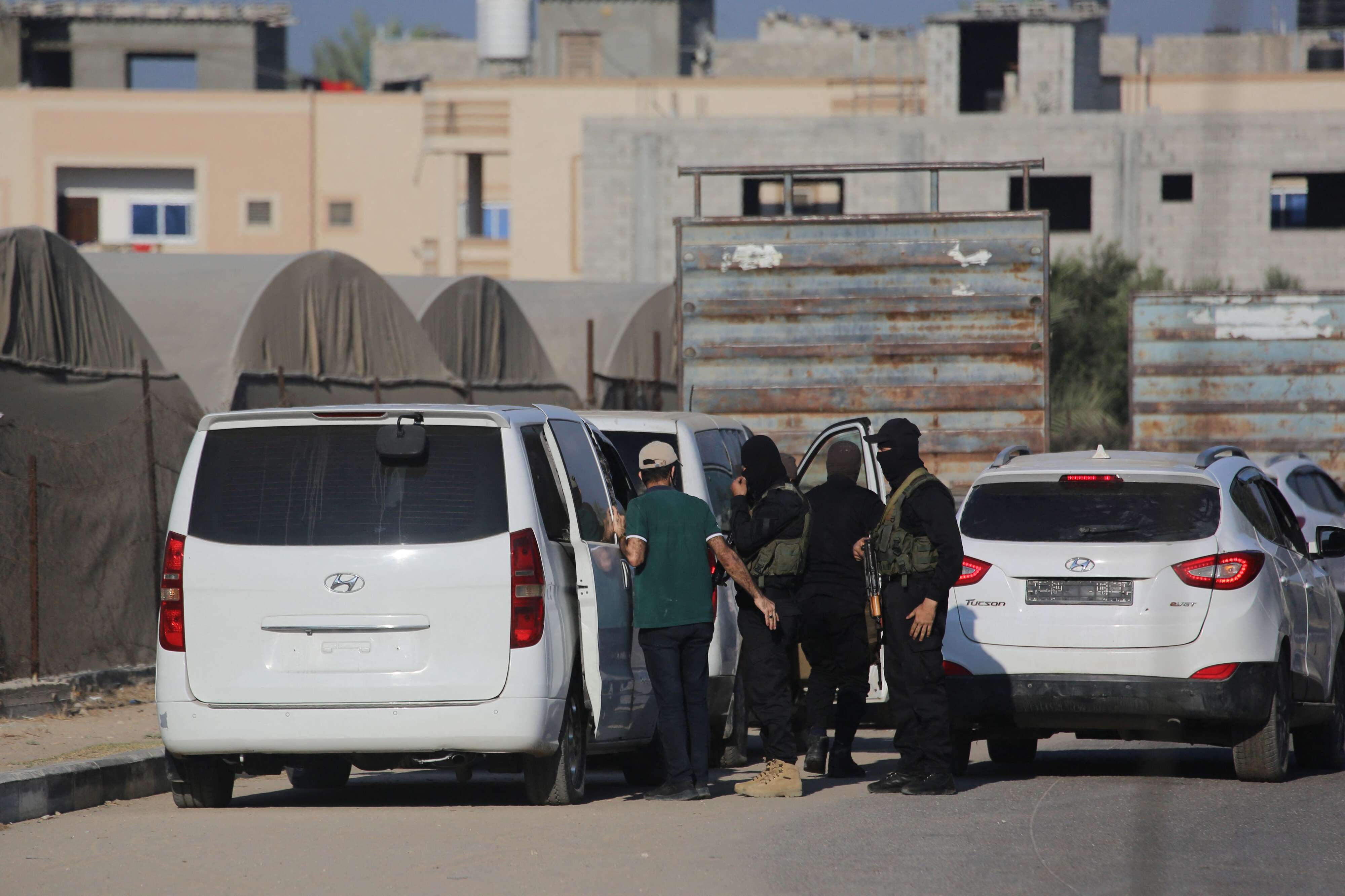 حماس تبدأ إطلاق سراح الرهائن وترامب يصل إلى الاراضي المحتلة 