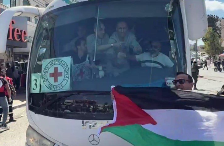 وصول عشرات الأسرى الفلسطينيين إلى رام الله