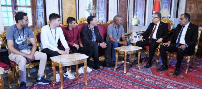 رئيس البرلمان يستقبل ممثلين عن عمّال المناولة تم إيقافهم عن العمل