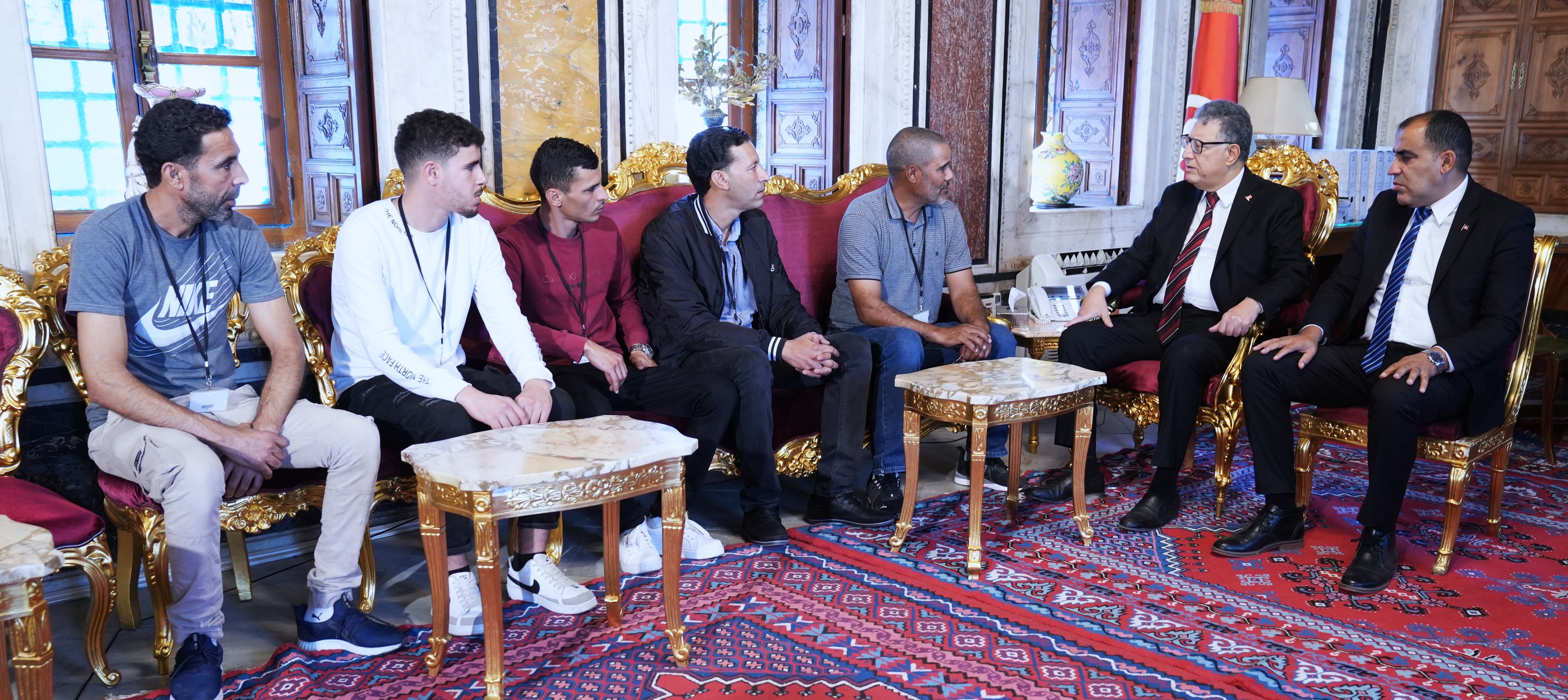 رئيس البرلمان يستقبل ممثلين عن عمّال المناولة إيقافهم عن العمل