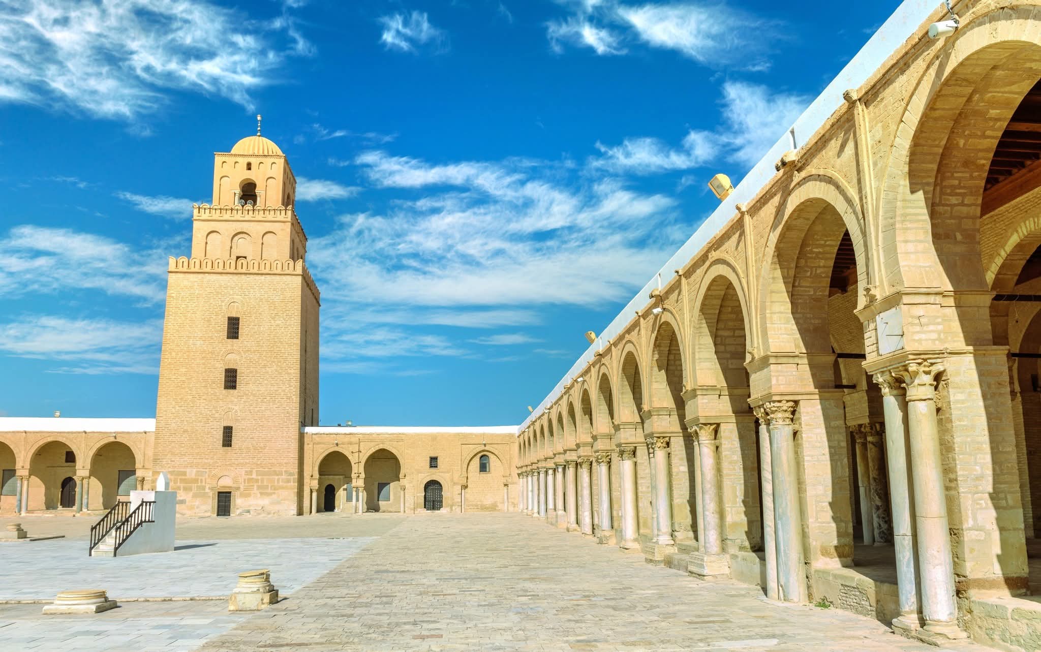 طقس مغيم جزئيا بأغلب المناطق