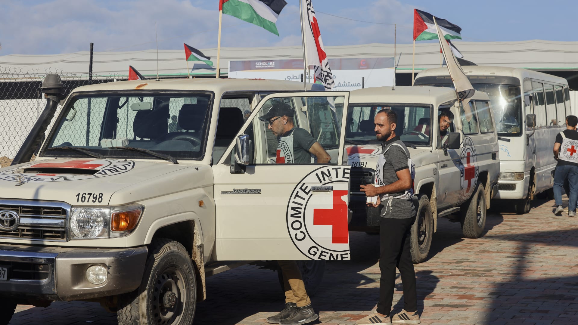 الكيان الصهيوني يسلم رفات 45 فلسطينيا إلى الصليب الأحمر لنقلها إلى غزة