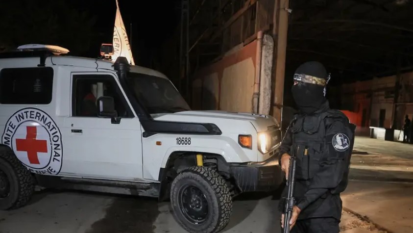 حماس تُسلم جثتين من أسرى الاحتلال إلى الصليب الأحمر