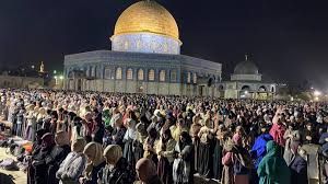 عشرات الآلاف من الفلسطينيين يؤدون صلاة الجمعة في المسجد الأقصى المبارك
