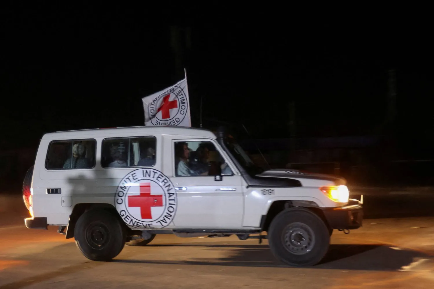 إسرائيل تتسلم رفات رهينة من الصليب الأحمر في غــ زة