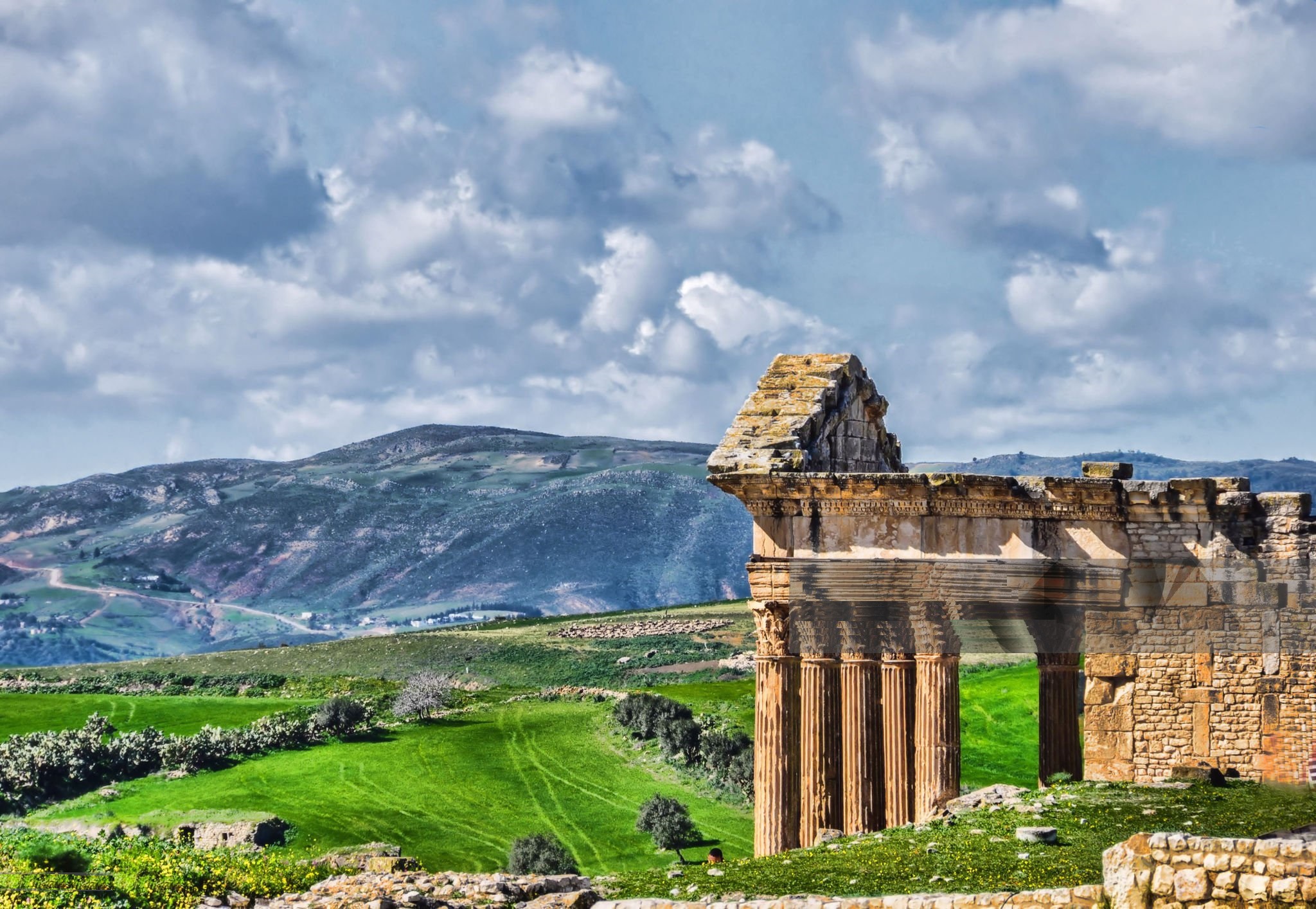 طقس كثيف السحب ودرجات الحرارة في انخفاض 
