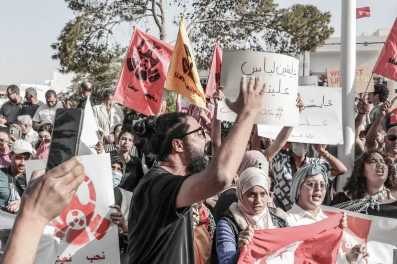 مسيرة تضامنية بالعاصمة دعما لمطالب سكان قابس بتفكيك وحدات ملوثة بالمجمع الكيميائي بالجهة