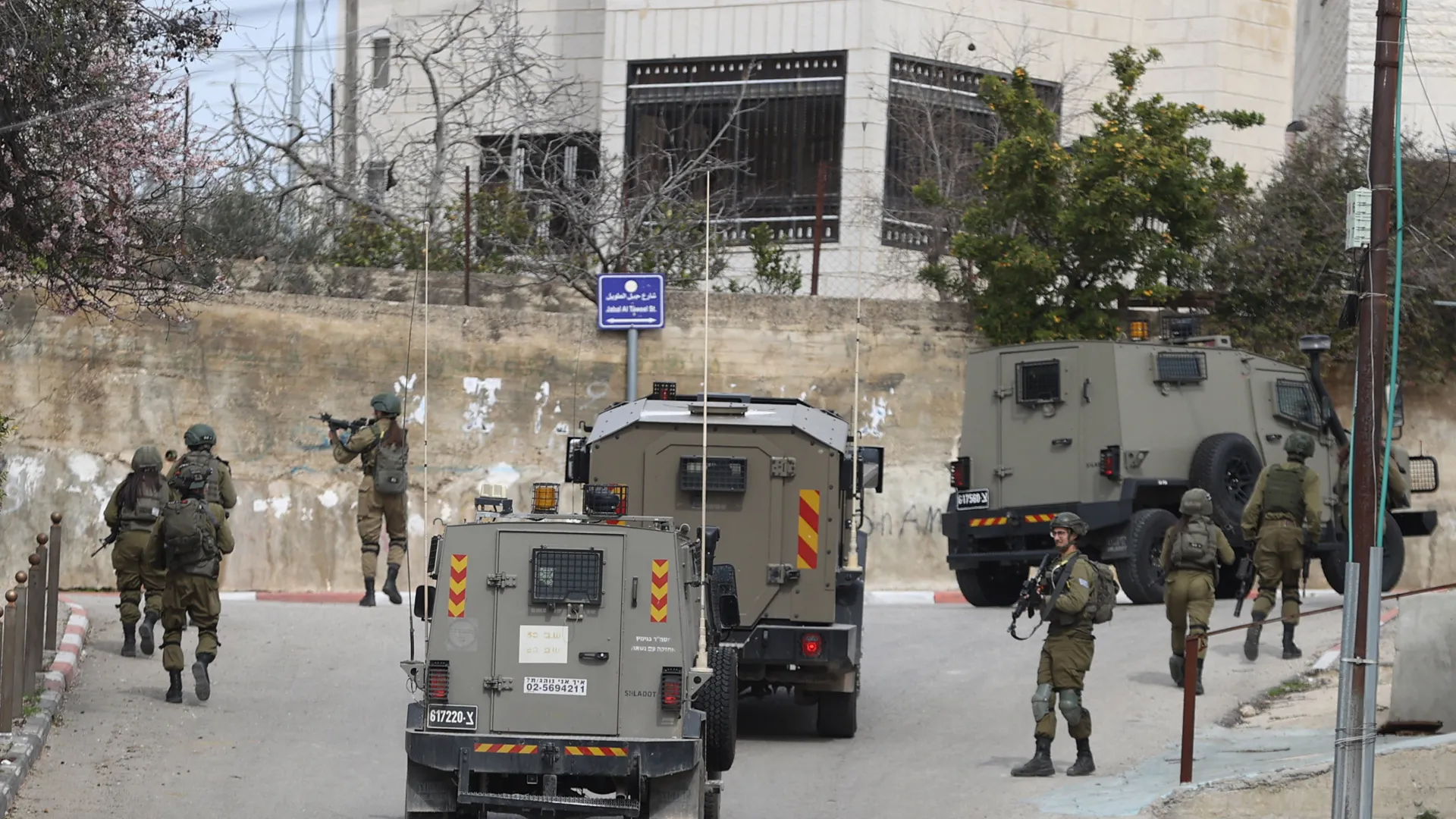 قوات الاحتلال تعتقل 20 فلسطينيا من الضفة الغربية