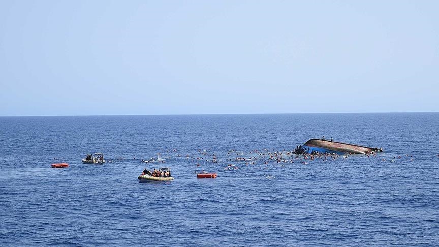 وفاة مهاجر وفقدان أكثر من 20 آخرين إثر غرق قارب قبالة السواحل الإيطالية