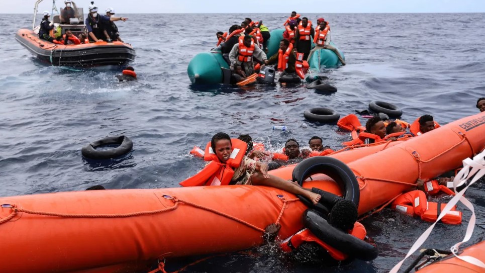 اليونيسف : وفاة 3 أشخاص وفقدان أكثر من 20 مُهاجراً في غرق قارب قبالة السواحل الإيطالية