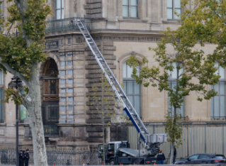 Vol spectaculaire au Louvre : des bijoux historiques de Napoléon et de l’impératrice Eugénie dérobés en quelques minutes