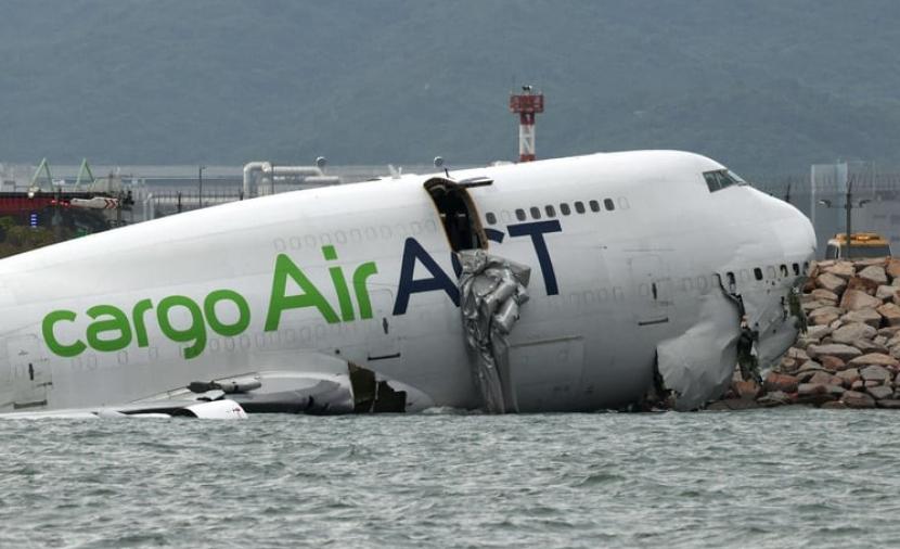 قتيلان بحادث اصطدام طائرة شحن بمركبة أرضية في هونغ كونغ