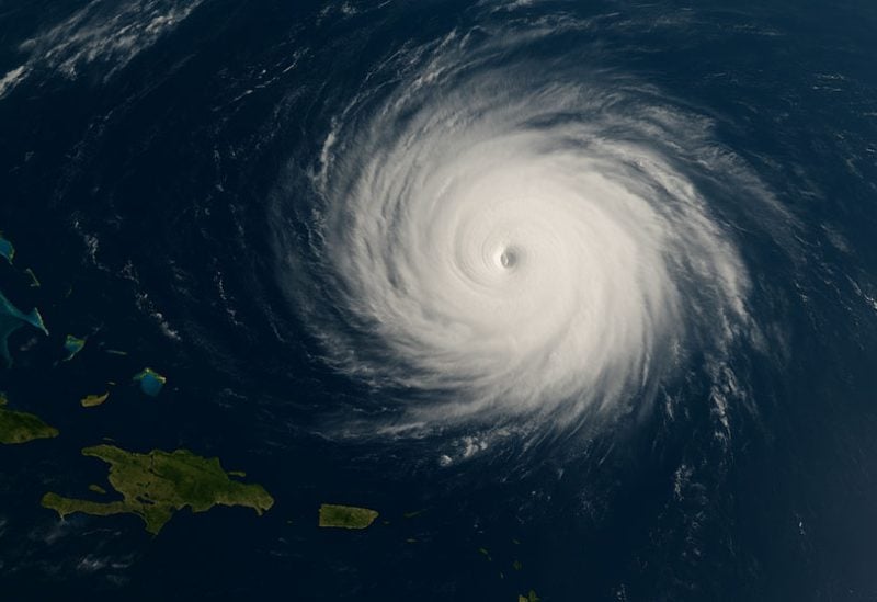 إعصار يضرب منطقة في شمال باريس ويودي بحياة شخص واحد