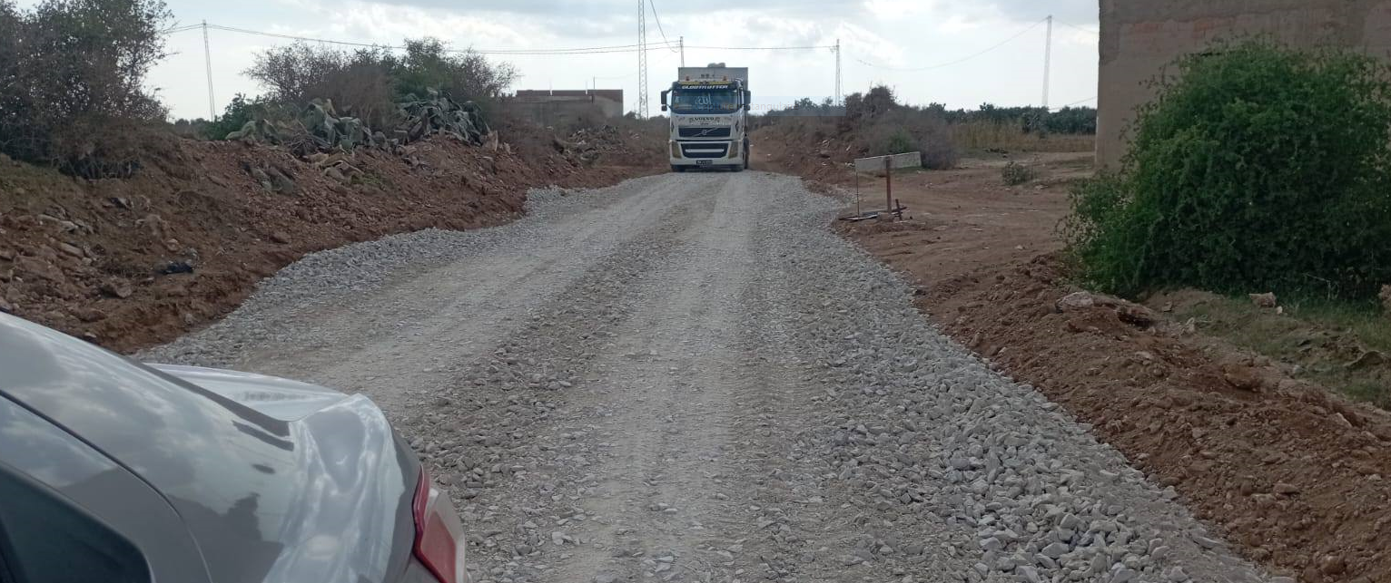 ضمن برنامج صيانة المسالك الفلاحية بالمناطق السقوية العمومية -انطلاق تعبيد مسلك بوخلوق