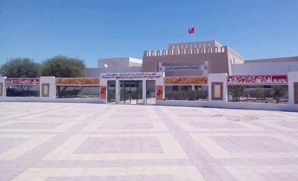 القيروان: أولياء تلاميذ بالإعدادية النموذجية يحتجون ويُطالبون بتوفير أساتذة انقليزية