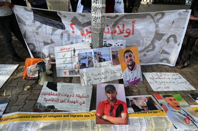 وقفة احتجاجية لعائلات المفقودين في الهجرة غير النظامية أمام السفارة الإيطالية بتونس