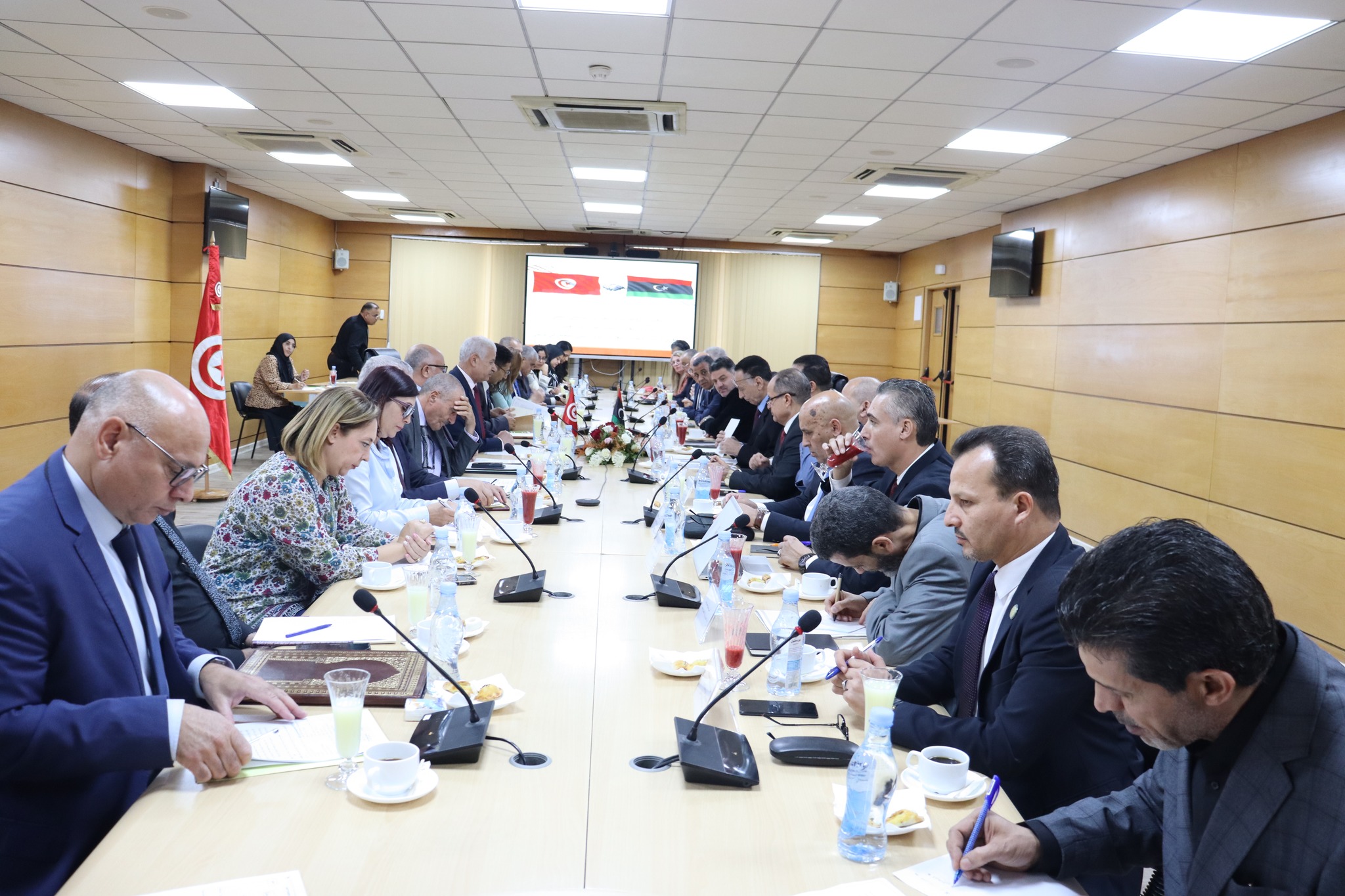 اجتماع وزاري تونسي ليبي مشترك للتباحث حول واقع وآفاق التعاون الاقتصادي والتجاري التونسي اللّيبي.