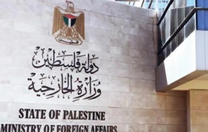 الخارجية الفلسطينية تدين اعتداءات المستعمرين على الفلسطينيين والمتضامنين الأجانب