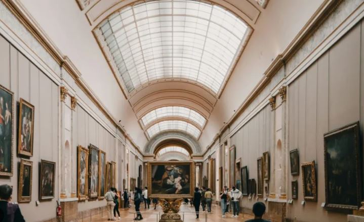 فرنسا: إعادة فتح متحف اللوفر في باريس بعد عملية السطو