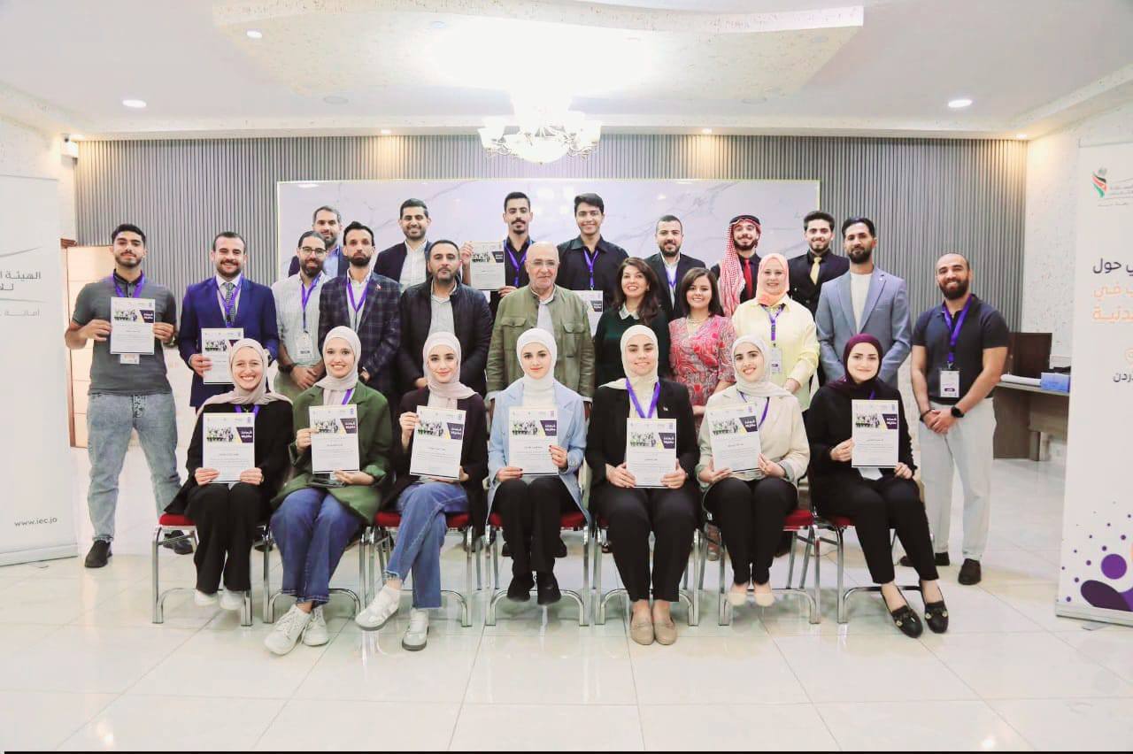 مشاركة وفد من هيئة الانتخابات في مخيّم شبابي بالأردن