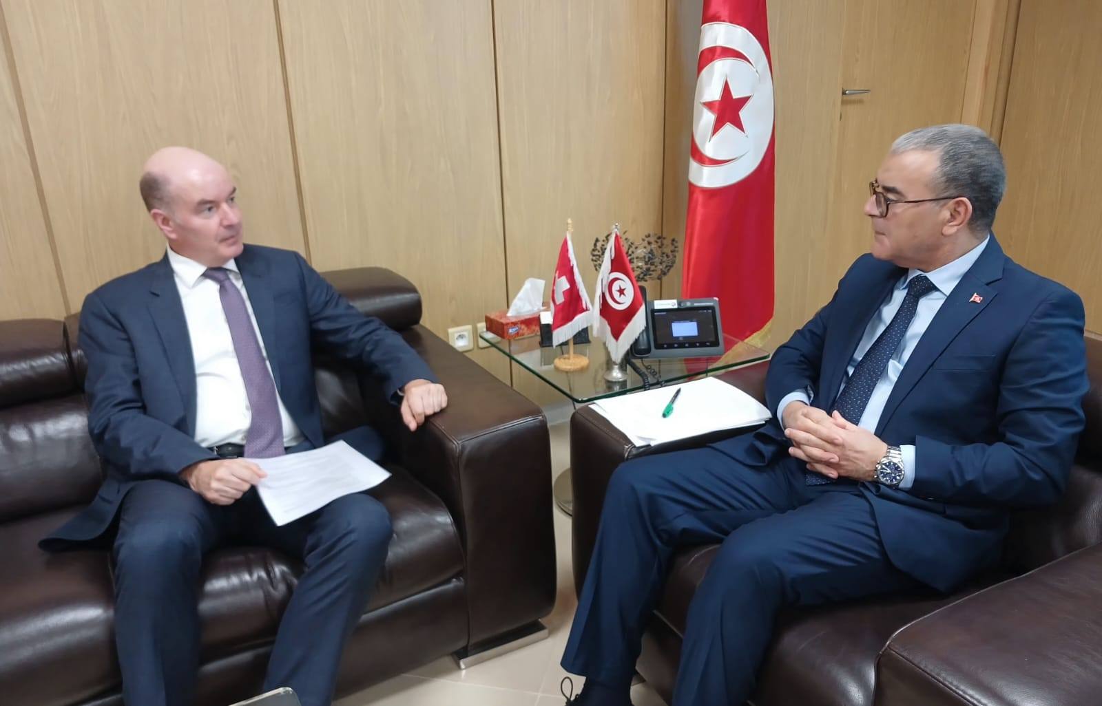 وزير الاقتصاد وسفير سويسرا يؤكدان الحرص المشترك لتعزيز التعاون الاقتصادي بين البلدين