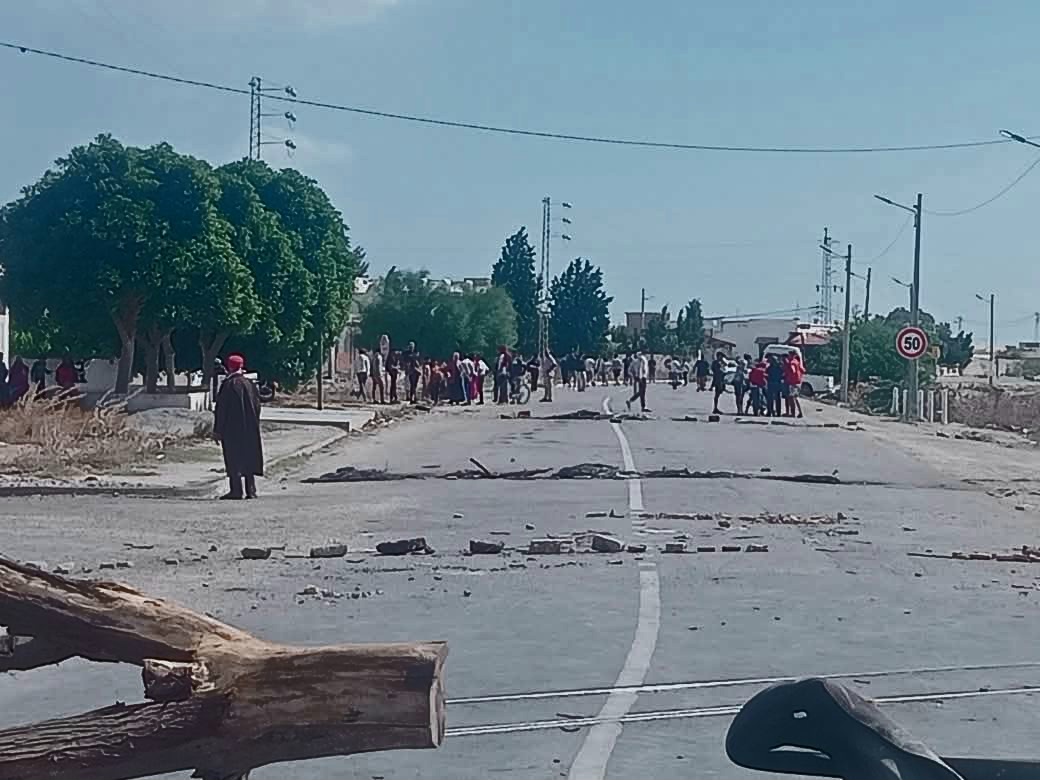 اهالي منزل المحطة من معتمدية سيدي بوعلي يوقفون حركة القطارات، ومدير شركة النقل بالساحل يقر بتهرم الأسطول.