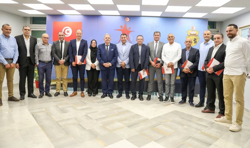 وزير الشباب والرياضة يجتمع برئيس الجامعة التونسية لكرة القدم وأعضاء الإدارة الوطنية للتحكيم