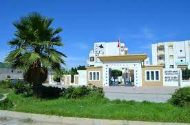 القصرين "بصمات من رخام" يحوّل المعهد العالي للفنون والحرف إلى ورشة عالمية للإبداع