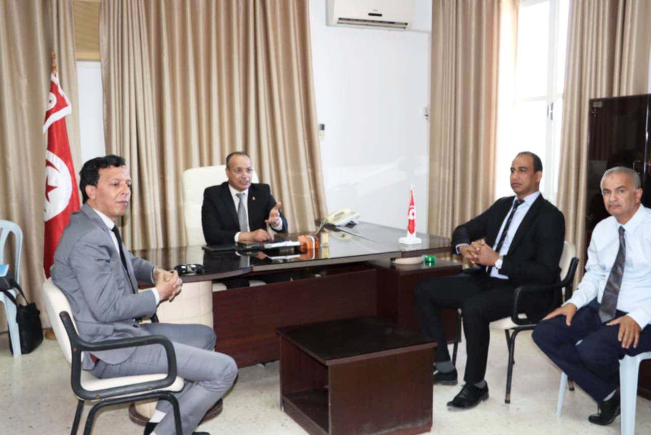 انعقاد جلسة عمل ببلدية البرادعة حول استئناف أشغال مشروع التنوير العمومي بمناطق التوسع