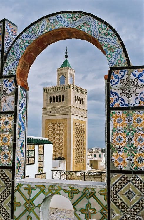 سحب عابرة على كامل البلاد وتكون أحيانا كثيفة بأقصى الشمال الغربي