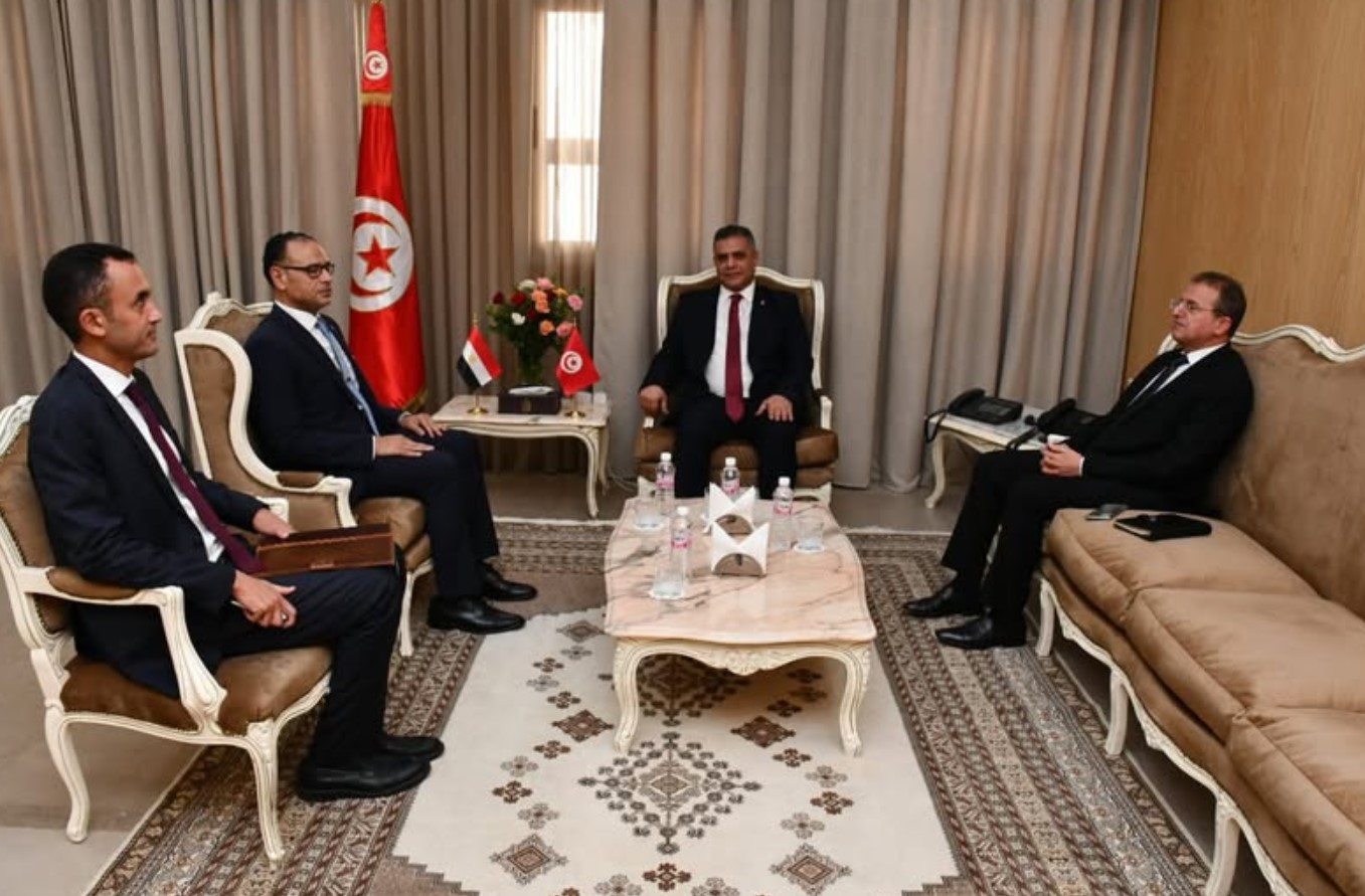 وزير الداخليّة يستقبل سفير مصر بتونس