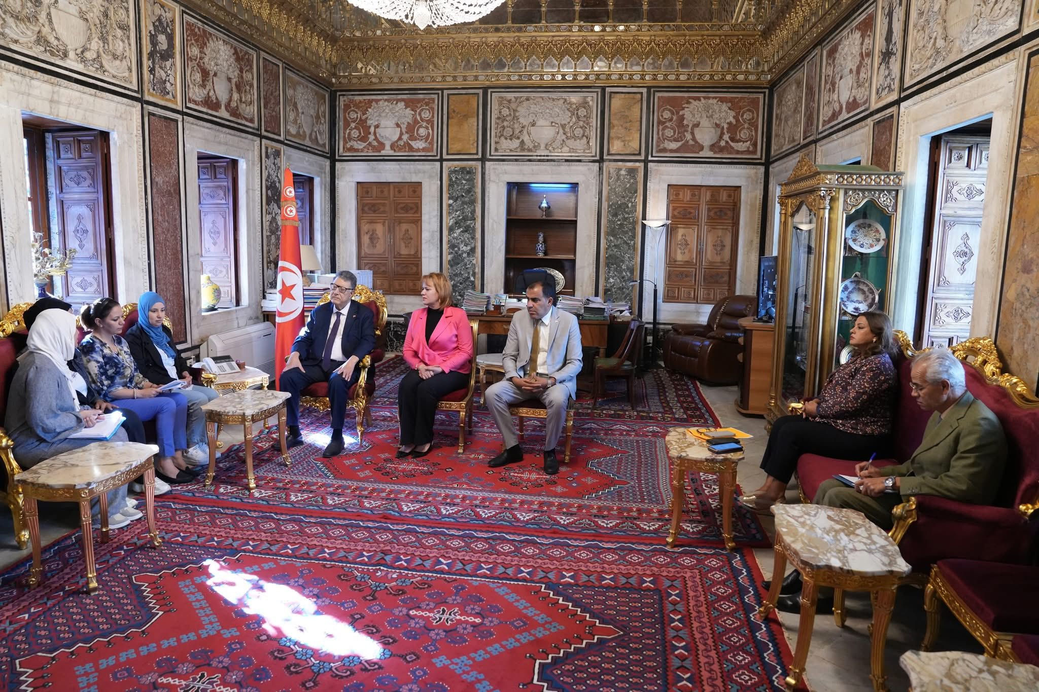 ممثلون عن خريجي التعليم العالي المدرجين ضمن برنامج الخدمة المدنية التطوعية يطالبون في لقاء برئيس البرلمان بتسوية وضعية هذه الفئة