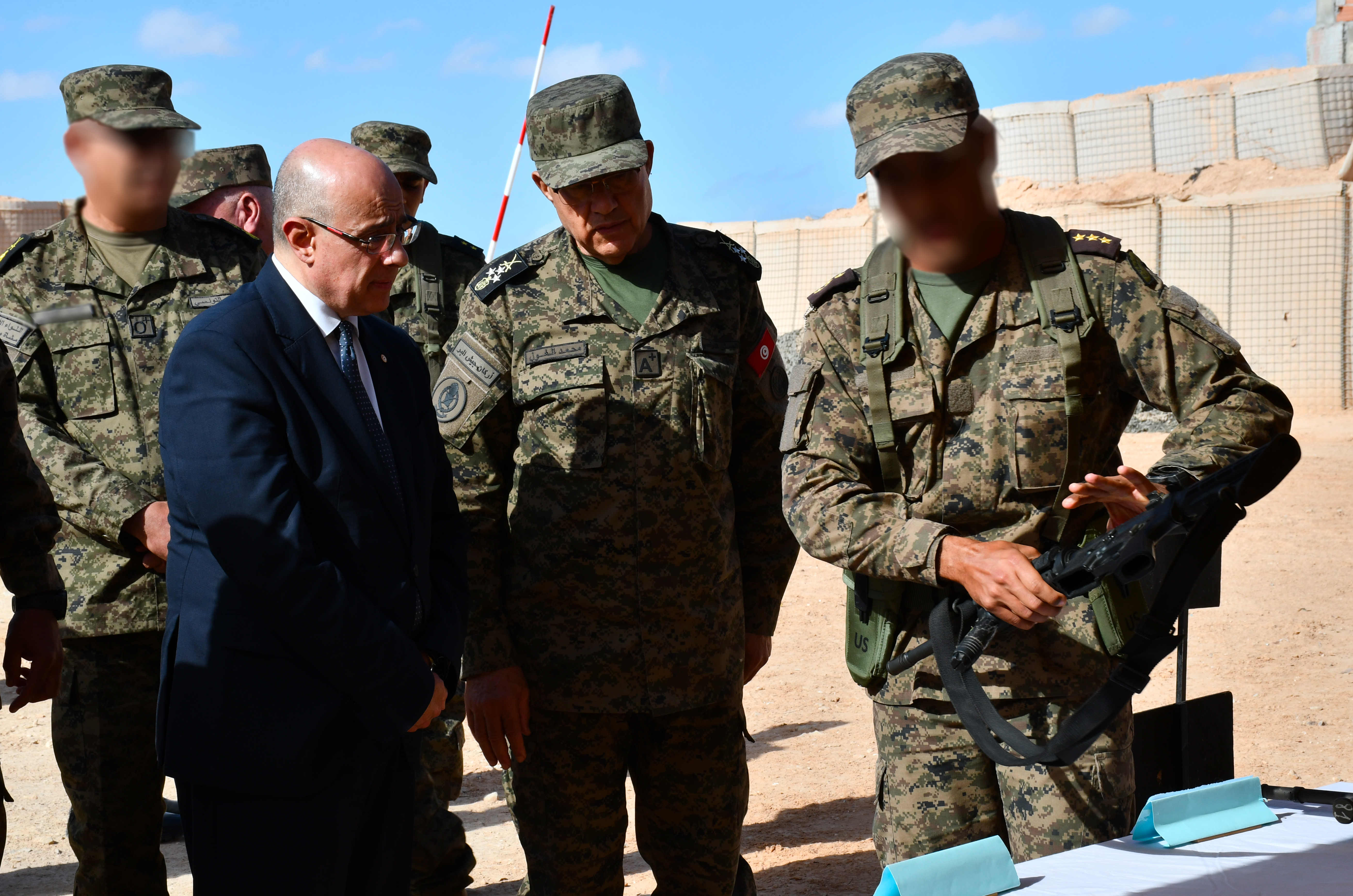 وزير الدفاع يؤدّي زيارة إلى عدد من الوحدات العسكرية بولايتي مدنين وتطاوين