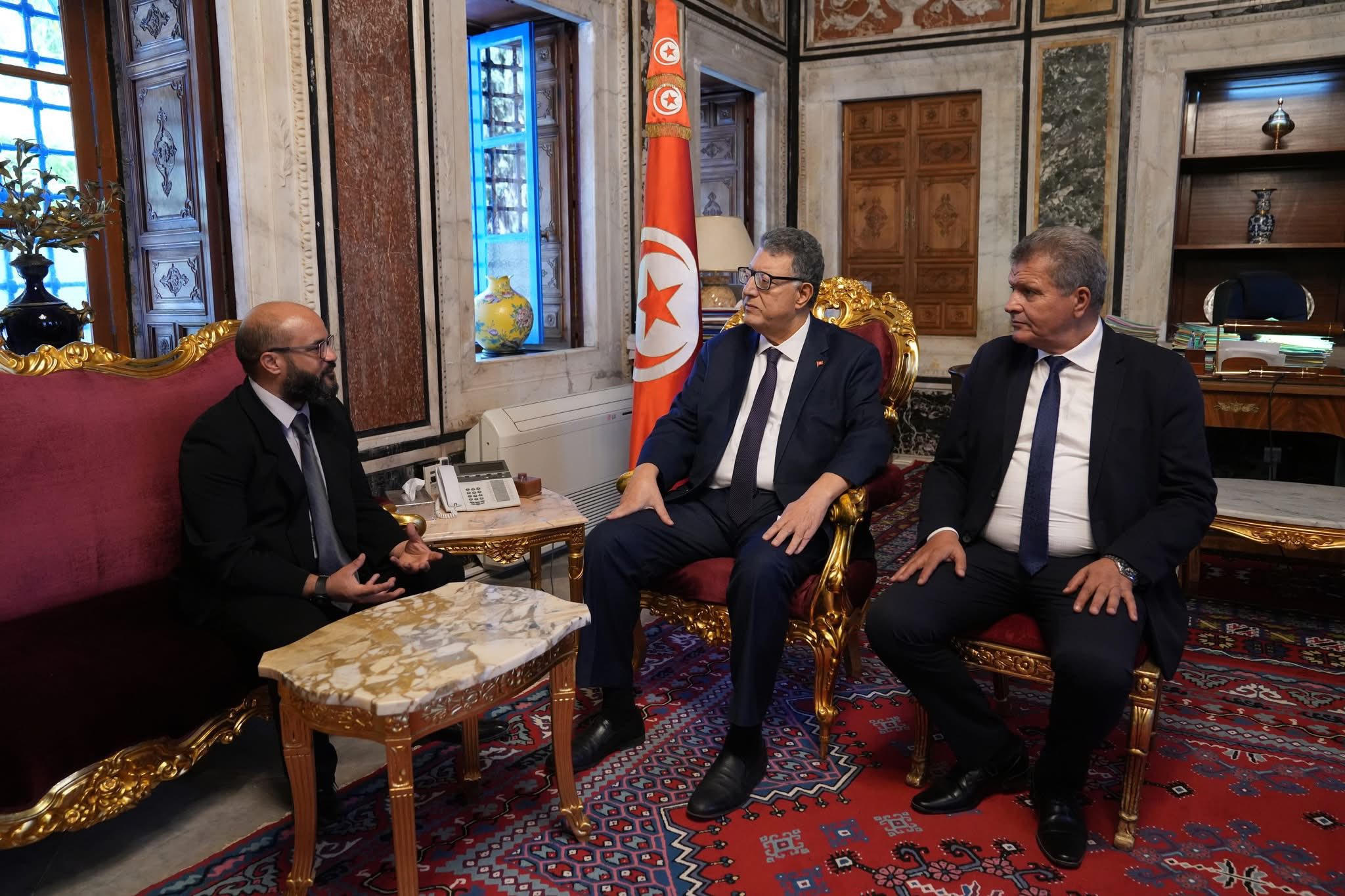 رئيس البرلمان يلتقي ممثل جمعية "أزرقنا الكبير" بالمنستير