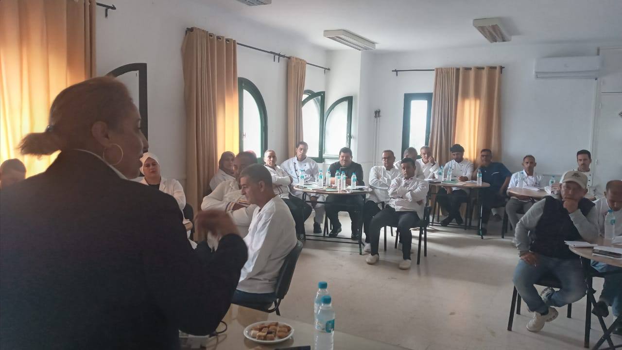 وزارة الأسرة تنظم دورتين تكوينيّتين مكثّفتين لفائدة الطباخين والمشرفين على وحدات الحياة بالمراكز المندمجة ومركبات الطفولة