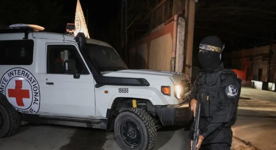 حماس تسلم جثتي رهينتين لديها إلى الصليب الأحمر